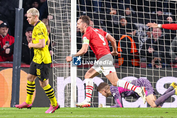 2024-02-20 - Luuk de Jong of PSV scores a goal 1-1 during the UEFA Champions League, Round of 16 1st leg football match between PSV and Borussia Dortmund on February 20, 2024 at Philips Stadion in Eindhoven, Netherlands - FOOTBALL - CHAMPIONS LEAGUE - PSV V DORTMUND - UEFA CHAMPIONS LEAGUE - SOCCER