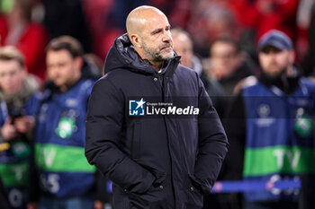 2024-02-20 - Coach Peter Bosz of PSV during the UEFA Champions League, Round of 16 1st leg football match between PSV and Borussia Dortmund on February 20, 2024 at Philips Stadion in Eindhoven, Netherlands - FOOTBALL - CHAMPIONS LEAGUE - PSV V DORTMUND - UEFA CHAMPIONS LEAGUE - SOCCER