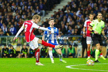2024-02-21 - Martin Odegaard (8) of Arsenal during the UEFA Champions League, Round of 16 1st leg football match between FC Porto and Arsenal on 21 February 2024 at Estadio do Dragao in Porto, Portugal - FOOTBALL - CHAMPIONS LEAGUE - PORTO V ARSENAL - UEFA CHAMPIONS LEAGUE - SOCCER