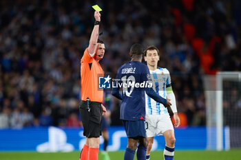 2024-03-05 - Michael Oliver shows a yellow card to Ousmane Dembele of Paris Saint-Germain during the UEFA Champions League, Round of 16, 2nd leg football match between Real Sociedad and Paris Saint-Germain on March 5, 2024 at Reale Arena in San Sebastian, Spain - FOOTBALL - CHAMPIONS LEAGUE - REAL SOCIEDAD V PARIS SG - UEFA CHAMPIONS LEAGUE - SOCCER