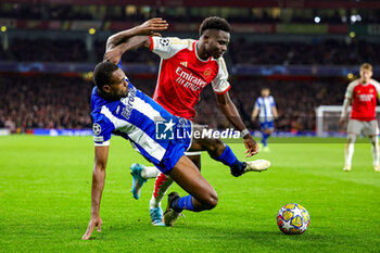 2024-03-13 - Bukayo Saka (7) of Arsenal tussles with Otavio (31) of Porto during the UEFA Champions League, Round of 16, 2nd leg football match between Arsenal and FC Porto on 12 March 2024 at the Emirates Stadium in London, England - FOOTBALL - CHAMPIONS LEAGUE - ARSENAL V PORTO - UEFA CHAMPIONS LEAGUE - SOCCER