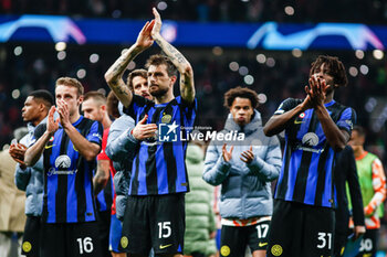 2024-03-13 - Players of Inter greeting the fans at full time during the UEFA Champions League, Round of 16, 2nd leg football match between Atletico de Madrid and FC Internazionale on March 13, 2024 at Civitas Metropolitano stadium in Madrid, Spain - FOOTBALL - CHAMPIONS LEAGUE - ATLETICO MADRID V INTERNAZIONALE - UEFA CHAMPIONS LEAGUE - SOCCER