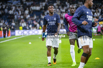 2024-04-09 - Vinicius Junior of Real Madrid warms up during the UEFA Champions League quarter-final first leg match between Real Madrid CF and Manchester City at Estadio Santiago Bernabeu on April 9, 2024 in Madrid, Spain. - REAL MADRID VS MANCHESTER CITY - UEFA CHAMPIONS LEAGUE - SOCCER