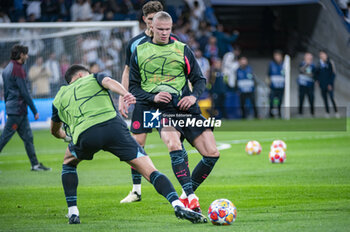 2024-04-09 - Erling Haaland of Manchester City warms up during the UEFA Champions League quarter-final first leg match between Real Madrid CF and Manchester City at Estadio Santiago Bernabeu on April 9, 2024 in Madrid, Spain. - REAL MADRID VS MANCHESTER CITY - UEFA CHAMPIONS LEAGUE - SOCCER
