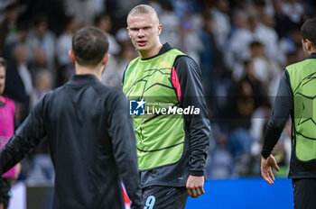 2024-04-09 - Erling Haaland of Manchester City warms up during the UEFA Champions League quarter-final first leg match between Real Madrid CF and Manchester City at Estadio Santiago Bernabeu on April 9, 2024 in Madrid, Spain. - REAL MADRID VS MANCHESTER CITY - UEFA CHAMPIONS LEAGUE - SOCCER