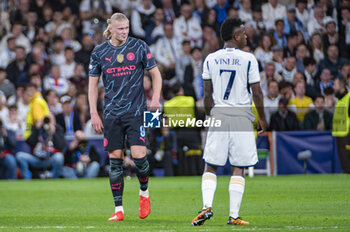 2024-04-09 - Erling Haaland of Manchester City (L) and Vinicius Junior of Real Madrid (R) during the UEFA Champions League quarter-final first leg match between Real Madrid CF and Manchester City at Estadio Santiago Bernabeu on April 9, 2024 in Madrid, Spain. - REAL MADRID VS MANCHESTER CITY - UEFA CHAMPIONS LEAGUE - SOCCER