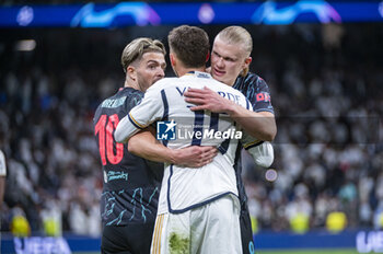 2024-04-09 - Erling Haaland of Manchester City (R) hugs Federico Valverde of Real Madrid (L) during the UEFA Champions League quarter-final first leg match between Real Madrid CF and Manchester City at Estadio Santiago Bernabeu on April 9, 2024 in Madrid, Spain. - REAL MADRID VS MANCHESTER CITY - UEFA CHAMPIONS LEAGUE - SOCCER