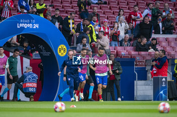 2024-04-10 - Atletico Madrid players (from L to R) Alvaro Morata, Oscar Ortega, athletic trainer of Atletico Madrid, and Jorge Resurreccion Merodio (Koke) seen getting into the field before the UEFA Champions League quarter-final first leg match between Atletico Madrid and Borussia Dortmund at Estadio Civitas Metropolitano on April 10, 2024 in Madrid, Spain. - ATLETICO MADRID VS BORUSSIA DORTMUND - UEFA CHAMPIONS LEAGUE - SOCCER