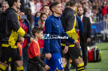 2024-04-10 - Nahuel Molina of Atletico Madrid seen gettting into the field during the UEFA Champions League quarter-final first leg match between Atletico Madrid and Borussia Dortmund at Estadio Civitas Metropolitano on April 10, 2024 in Madrid, Spain. - ATLETICO MADRID VS BORUSSIA DORTMUND - UEFA CHAMPIONS LEAGUE - SOCCER
