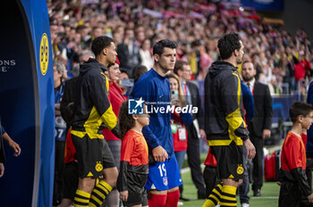 2024-04-10 - Memphis Depay of Atletico Madrid seen gettting into the field during the UEFA Champions League quarter-final first leg match between Atletico Madrid and Borussia Dortmund at Estadio Civitas Metropolitano on April 10, 2024 in Madrid, Spain. - ATLETICO MADRID VS BORUSSIA DORTMUND - UEFA CHAMPIONS LEAGUE - SOCCER