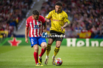 2024-04-10 - Jorge Resurreccion Merodio (Koke) of Atletico Madrid (L) seen in action against Jadon Sancho of Borussia Dortmund (R) during the UEFA Champions League quarter-final first leg match between Atletico Madrid and Borussia Dortmund at Estadio Civitas Metropolitano on April 10, 2024 in Madrid, Spain. - ATLETICO MADRID VS BORUSSIA DORTMUND - UEFA CHAMPIONS LEAGUE - SOCCER