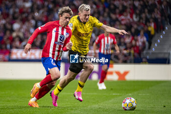 2024-04-10 - Antoine Griezmann of Atletico Madrid (L) seen in action against Nico Schlotterbeck of Borussia Dortmund (R) during the UEFA Champions League quarter-final first leg match between Atletico Madrid and Borussia Dortmund at Estadio Civitas Metropolitano on April 10, 2024 in Madrid, Spain. - ATLETICO MADRID VS BORUSSIA DORTMUND - UEFA CHAMPIONS LEAGUE - SOCCER