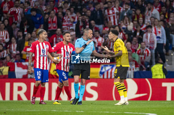 2024-04-10 - Jadon Sancho of Borussia Dortmund seen arguing with the referee during the UEFA Champions League quarter-final first leg match between Atletico Madrid and Borussia Dortmund at Estadio Civitas Metropolitano on April 10, 2024 in Madrid, Spain. - ATLETICO MADRID VS BORUSSIA DORTMUND - UEFA CHAMPIONS LEAGUE - SOCCER