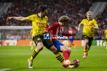 2024-04-10 - Mats Hummels of Borussia Dortmund (L) seen in action against Antoine Griezmann of Atletico Madrid (R) during the UEFA Champions League quarter-final first leg match between Atletico Madrid and Borussia Dortmund at Estadio Civitas Metropolitano on April 10, 2024 in Madrid, Spain. - ATLETICO MADRID VS BORUSSIA DORTMUND - UEFA CHAMPIONS LEAGUE - SOCCER