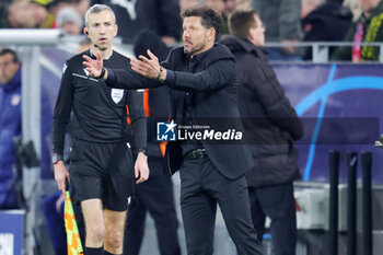 2024-04-16 - Coach Diego Simeone of Atletico Madrid during the UEFA Champions League, Quarter-finals, 2nd leg football match between Borussia Dortmund and Atletico Madrid on April 16, 2024 at Signal Iduna Park in Dortmund, Germany - FOOTBALL - CHAMPIONS LEAGUE - DORTMUND V ATLETICO MADRID - UEFA CHAMPIONS LEAGUE - SOCCER