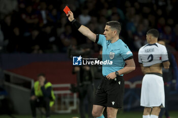 2024-04-16 - Referee Istvan Kovacs of Romania gives a red card during the UEFA Champions League, Quarter-finals, 2nd leg football match between FC Barcelona and Paris Saint-Germain (PSG) on April 16, 2024 at Estadi Olímpic Lluís Companys in Barcelona, Spain - FOOTBALL - CHAMPIONS LEAGUE - FC BARCELONA V PARIS SG - UEFA CHAMPIONS LEAGUE - SOCCER