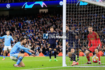 2024-04-17 - Bernardo Silva (20) of Manchester City misses the goal during the UEFA Champions League, Quarter-finals, 2nd leg football match between Manchester City and Real Madrid on April 17, 2024 at Etihad Stadium in Manchester, England - FOOTBALL - CHAMPIONS LEAGUE - MANCHESTER CITY V REAL MADRID - UEFA CHAMPIONS LEAGUE - SOCCER