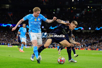 2024-04-17 - Kevin De Bruyne (17) of Manchester City and Toni Kroos (8) of Real Madrid during the UEFA Champions League, Quarter-finals, 2nd leg football match between Manchester City and Real Madrid on April 17, 2024 at Etihad Stadium in Manchester, England - FOOTBALL - CHAMPIONS LEAGUE - MANCHESTER CITY V REAL MADRID - UEFA CHAMPIONS LEAGUE - SOCCER