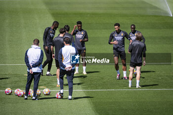 07/05/2024 - MADRID, SPAIN - MAY 7: Real Madrid players (from L to R) Antonio Rudiger, Vinicius Junior and Jude Bellingham warms up during Real Madrid Training Session and Press Conference ahead of their UEFA Champions League semi-final second leg match against FC Bayern Munchen at Ciudad Real Madrid on May 7, 2024 in Valdebebas, Spain. - REAL MADRID VS BAYERN MUNICH: REAL MADRID PRESS CONFERENCE AND TRAINING SESSION - UEFA CHAMPIONS LEAGUE - CALCIO