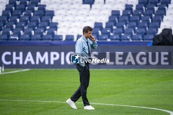 2024-05-07 - MADRID, SPAIN - MAY 7: Thomas Muller of FC Bayern Munchen seen during the Bayern Munchen Pitch Walk and Press Conference ahead of their UEFA Champions League semi-final second leg match against Real Madrid at Estadio Santiago Bernabeu on May 7, 2024 in Madrid, Spain. - REAL MADRID VS BAYERN MUNICH: BAYERN MUNICH PRESS CONFERENCE AND PITCH WALKING - UEFA CHAMPIONS LEAGUE - SOCCER