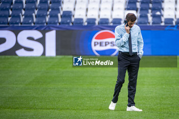 2024-05-07 - MADRID, SPAIN - MAY 7: Thomas Muller of FC Bayern Munchen seen during the Bayern Munchen Pitch Walk and Press Conference ahead of their UEFA Champions League semi-final second leg match against Real Madrid at Estadio Santiago Bernabeu on May 7, 2024 in Madrid, Spain. - REAL MADRID VS BAYERN MUNICH: BAYERN MUNICH PRESS CONFERENCE AND PITCH WALKING - UEFA CHAMPIONS LEAGUE - SOCCER