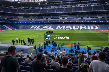 07/05/2024 - MADRID, SPAIN - MAY 7: Bayern Munchen team seen reunited in the middle of the field during the Bayern Munchen Pitch Walk and Press Conference ahead of their UEFA Champions League semi-final second leg match against Real Madrid at Estadio Santiago Bernabeu on May 7, 2024 in Madrid, Spain. - REAL MADRID VS BAYERN MUNICH: BAYERN MUNICH PRESS CONFERENCE AND PITCH WALKING - UEFA CHAMPIONS LEAGUE - CALCIO