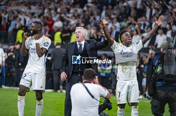 08/05/2024 - MADRID, SPAIN - MAY 8: Antonio Rudiger (L), Carlo Ancelotti (C) and Vinicius Junior (R) of Real Madrid seen celebrating the victory at the end of the UEFA Champions League semi-final second leg match between Real Madrid and FC Bayern Munchen at Estadio Santiago Bernabeu on May 8, 2024 in Madrid, Spain. - REAL MADRID VS BAYERN MUNICH - UEFA CHAMPIONS LEAGUE - CALCIO