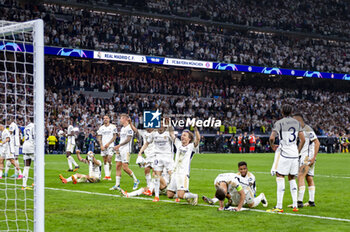08/05/2024 - MADRID, SPAIN - MAY 8: Real Madrid players with Luka Modric (C) seen celebrating the victory at the end of the UEFA Champions League semi-final second leg match between Real Madrid and FC Bayern Munchen at Estadio Santiago Bernabeu on May 8, 2024 in Madrid, Spain. - REAL MADRID VS BAYERN MUNICH - UEFA CHAMPIONS LEAGUE - CALCIO