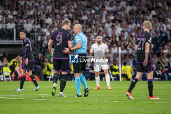 08/05/2024 - MADRID, SPAIN - MAY 8: Harry Kane of FC Bayern Munchen seen arguing with the referee during the UEFA Champions League semi-final second leg match between Real Madrid and FC Bayern Munchen at Estadio Santiago Bernabeu on May 8, 2024 in Madrid, Spain. - REAL MADRID VS BAYERN MUNICH - UEFA CHAMPIONS LEAGUE - CALCIO