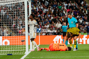 2024-06-01 - Vinicius Junior of Real Madrid and Gregor Kobel of Borussia Dortmund - FINAL - BORUSSIA DORTMUND VS REAL MADRID - UEFA CHAMPIONS LEAGUE - SOCCER