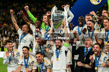 2024-06-01 - Nacho Fernandez of Real Madrid with Champions League trophy and Real Madrid team - FINAL - BORUSSIA DORTMUND VS REAL MADRID - UEFA CHAMPIONS LEAGUE - SOCCER