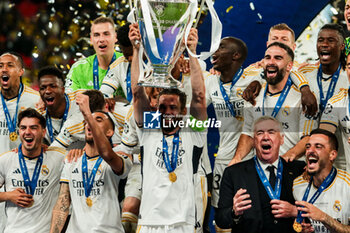 2024-06-01 - Nacho Fernandez of Real Madrid with Champions League trophy and Real Madrid team - FINAL - BORUSSIA DORTMUND VS REAL MADRID - UEFA CHAMPIONS LEAGUE - SOCCER