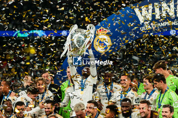 2024-06-01 - Nacho Fernandez of Real Madrid with Champions League trophy and Real Madrid team - FINAL - BORUSSIA DORTMUND VS REAL MADRID - UEFA CHAMPIONS LEAGUE - SOCCER