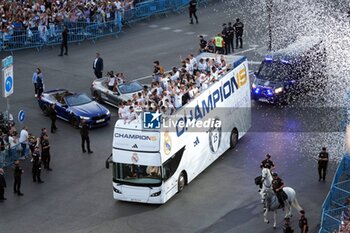 2024-06-02 - Real Madrid players during the celebration of Real Madrid football club's 15th Cahampion League victory at the Plaza de Cibeles in Madrid. June 2 nd 2024 Cordon Press - REAL MADRID PLAYES AYUNTAMIENTO - UEFA CHAMPIONS LEAGUE - SOCCER