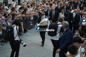 2024-06-02 - Real Madrid players during the celebration of Real Madrid football club's 15th Cahampion League victory at the Plaza de Cibeles in Madrid. June 2 nd 2024 Cordon Press - REAL MADRID PLAYES AYUNTAMIENTO - UEFA CHAMPIONS LEAGUE - SOCCER