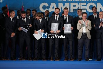 2024-06-02 - Real Madrid players during the celebration of Real Madrid football club's 15th Cahampion League victory at the Plaza de Cibeles in Madrid. June 2 nd 2024 Cordon Press - REAL MADRID PLAYES AYUNTAMIENTO - UEFA CHAMPIONS LEAGUE - SOCCER