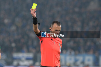 2024-10-23 - The Referee of the match, Irfan Peljto from Bosnia and Erzgovina shows the yellow card during the UEFA Champions League 2024/2025 League Phase MD3 football match between Atalanta BC and Celtic FC at Gewiss Stadium on October 23, 2024, Bergamo, Italy. - ATALANTA BC VS CELTIC - UEFA CHAMPIONS LEAGUE - SOCCER