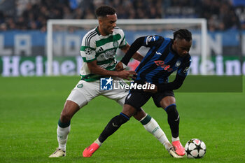 2024-10-23 - Ademola Lookman of Atalanta BC 1907 contrasted by Auston Trusty of Celtic FC in action during the UEFA Champions League 2024/2025 League Phase MD3 football match between Atalanta BC and Celtic FC at Gewiss Stadium on October 23, 2024, Bergamo, Italy. - ATALANTA BC VS CELTIC - UEFA CHAMPIONS LEAGUE - SOCCER