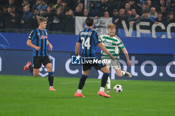 2024-10-23 - Liam Scales of Celtic FC carries the ball during the UEFA Champions League 2024/2025 League Phase MD3 football match between Atalanta BC and Celtic FC at Gewiss Stadium on October 23, 2024, Bergamo, Italy. - ATALANTA BC VS CELTIC - UEFA CHAMPIONS LEAGUE - SOCCER