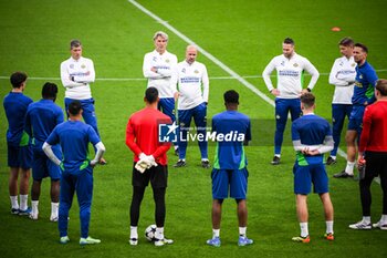 2024-10-21 - Stijn SCHAARS of PSV Eindhoven, Rob MAAS of PSV Eindhoven, Theo LUCIUS of PSV Eindhoven, Terry PETERS of PSV Eindhoven and Peter BOSZ of PSV Eindhoven with teammates during the training session of the PSV Eindhoven ahead of the UEFA Champions League football match between Paris Saint-Germain and PSV Eindhoven on October 21, 2024 at Parc des Princes stadium in Paris, France - FOOTBALL - PSV TRAINING AND PRESS CONFERENCE - UEFA CHAMPIONS LEAGUE - SOCCER