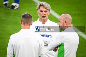 2024-10-21 - Rob MAAS of PSV Eindhoven and Peter BOSZ of PSV Eindhoven during the training session of the PSV Eindhoven ahead of the UEFA Champions League football match between Paris Saint-Germain and PSV Eindhoven on October 21, 2024 at Parc des Princes stadium in Paris, France - FOOTBALL - PSV TRAINING AND PRESS CONFERENCE - UEFA CHAMPIONS LEAGUE - SOCCER