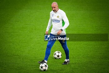 2024-10-21 - Peter BOSZ of PSV Eindhoven during the training session of the PSV Eindhoven ahead of the UEFA Champions League football match between Paris Saint-Germain and PSV Eindhoven on October 21, 2024 at Parc des Princes stadium in Paris, France - FOOTBALL - PSV TRAINING AND PRESS CONFERENCE - UEFA CHAMPIONS LEAGUE - SOCCER