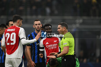 2024-11-06 - Referee Istvan Kovacs seen during the UEFA Champions League stage match Phase MD4 between Inter FC Internazionale and Arsenal FC, on 6 of November 2024, at Giuseppe Meazza San Siro Siro stadium in Milan, Italy - INTER - FC INTERNAZIONALE VS ARSENAL FC - UEFA CHAMPIONS LEAGUE - SOCCER