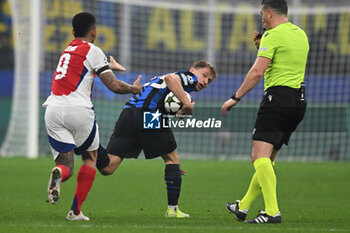 2024-11-06 - Nicolo Barella of FC Inter during the UEFA Champions League stage match Phase MD4 between Inter FC Internazionale and Arsenal FC, on 6 of November 2024, at Giuseppe Meazza San Siro Siro stadium in Milan, Italy - INTER - FC INTERNAZIONALE VS ARSENAL FC - UEFA CHAMPIONS LEAGUE - SOCCER