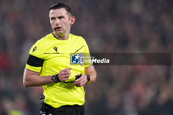 2024-11-05 - Referee Michael Oliver during the UEFA Champions League, League Phase, football match between PSV Eindhoven and Girona FC on November 5, 2024 at Philips Stadion in Eindhoven, Netherlands - FOOTBALL - CHAMPIONS LEAGUE - PSV EINDHOVEN V GIRONA - UEFA CHAMPIONS LEAGUE - SOCCER