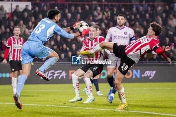 2024-11-05 - Paulo Gazzaniga of Girona FC makes a saves during the UEFA Champions League, League Phase, football match between PSV Eindhoven and Girona FC on November 5, 2024 at Philips Stadion in Eindhoven, Netherlands - FOOTBALL - CHAMPIONS LEAGUE - PSV EINDHOVEN V GIRONA - UEFA CHAMPIONS LEAGUE - SOCCER