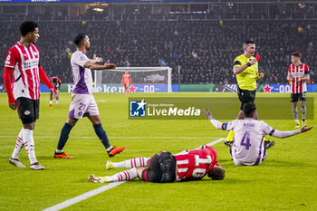 2024-11-05 - Referee Michael Oliver shows a red card to Arnau Martinez of Girona during the UEFA Champions League, League Phase, football match between PSV Eindhoven and Girona FC on November 5, 2024 at Philips Stadion in Eindhoven, Netherlands - FOOTBALL - CHAMPIONS LEAGUE - PSV EINDHOVEN V GIRONA - UEFA CHAMPIONS LEAGUE - SOCCER