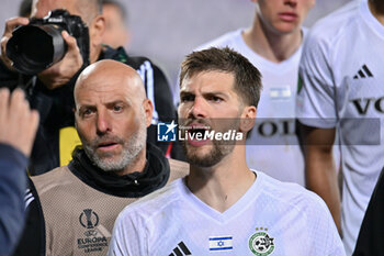 2024-03-14 - Maccabi Haifa's players discuss with ACF Fiorentina's supporters at the end of the match - ACF FIORENTINA VS MACCABI HAIFA FC - UEFA CONFERENCE LEAGUE - SOCCER