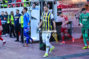 2024-04-11 - 9 Edin Dzeko of Fenerbahce is playing during the UEFA Conference League, Quarter-finals, 1st leg, match between Olympiacos Piraeus and Fenerbahce at Georgios Karaiskakis Stadium on April 11, 2024, in Piraeus, Greece. - OLYMPIACOS VS FENERBAHCE - QUARTER-FINALS, 1ST LEG - UEFA CONFERENCE LEAGUE - SOCCER