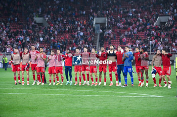 2024-04-11 - Players of Olympiacos Piraeus celebrating the victory during the UEFA Conference League, Quarter-finals, 1st leg, match between Olympiacos Piraeus and Fenerbahce at Georgios Karaiskakis Stadium on April 11, 2024, in Piraeus, Greece. - OLYMPIACOS VS FENERBAHCE - QUARTER-FINALS, 1ST LEG - UEFA CONFERENCE LEAGUE - SOCCER